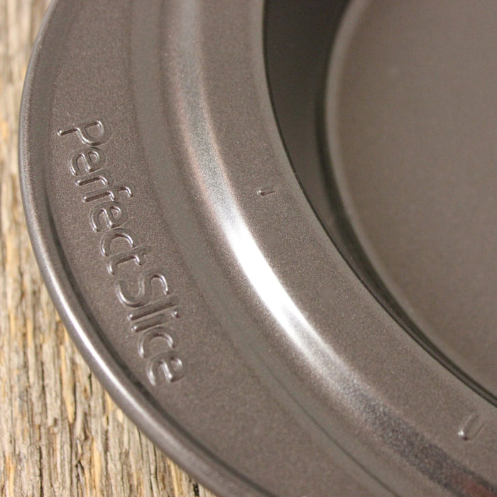 BergHOFF Perfect Slice 9" Round Cake Pan with Silicone Sleeve and Tool - Cake Pans & Molds