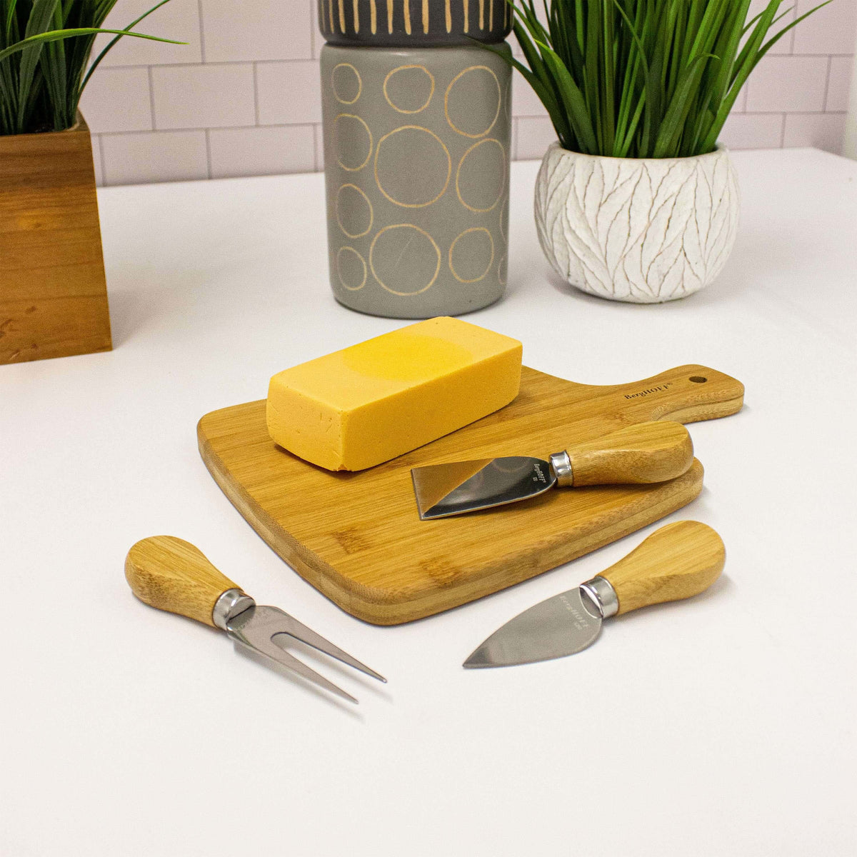 BergHOFF Bamboo Cheese Knife and Paddle Cutting Board Set